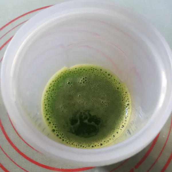 Buat jus pandan, masukkan semua bahan ke dalam gelas blender. Blend sampai keluar sarinya. Saring, takar sebanyak 350 ml lalu sisihkan sebentar.