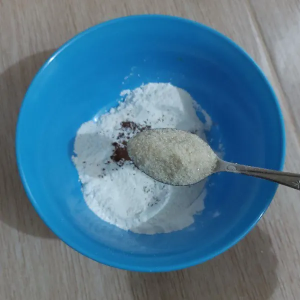Lalu masukkan gula pasir.