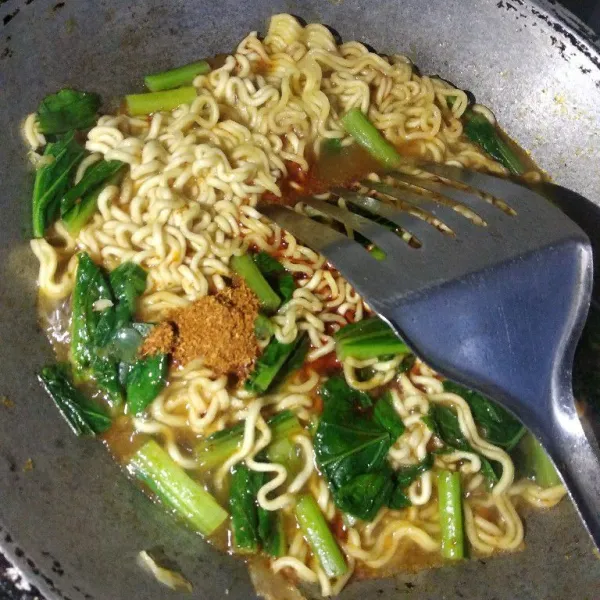 Tambahkan bubuk cabe, masak sampai air menyusut dan mie matang.