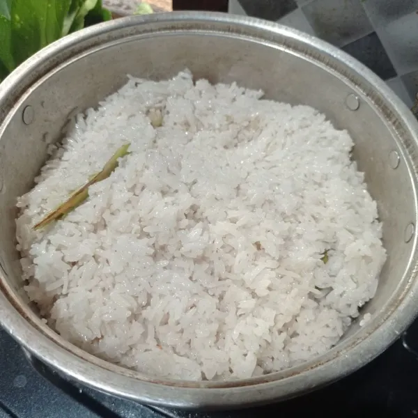 Panaskan kukusan, lalu masukan adonan beras ketan, kukus lagi selama 30 menit sampai tanak.