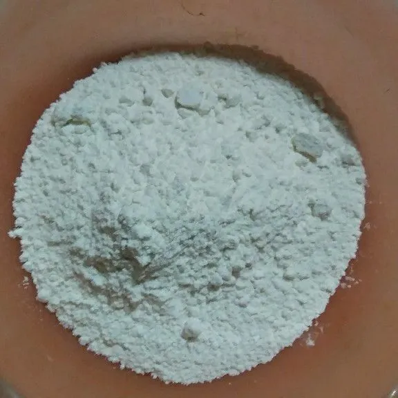 Dalam wadah masukkan tepung terigu.
