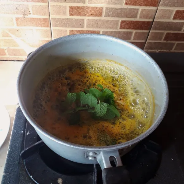 Tambahkan daun mint.