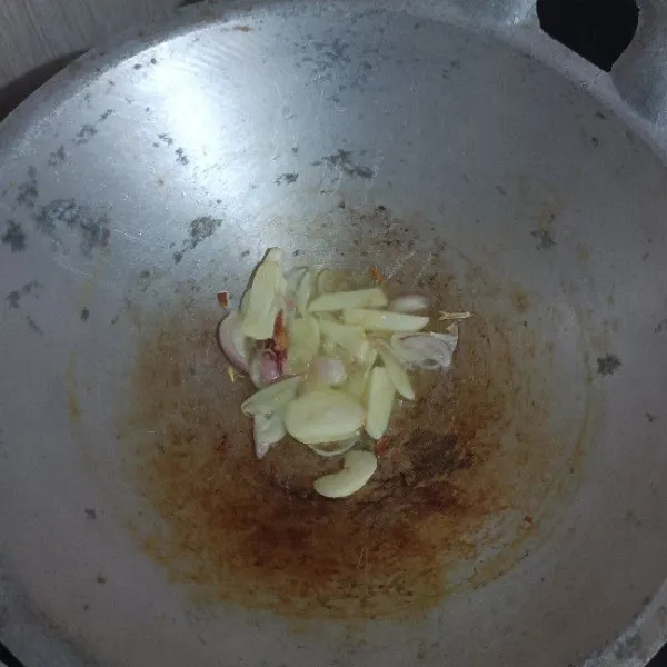 Tumis bawang merah serta putih sampai harum menguar.
