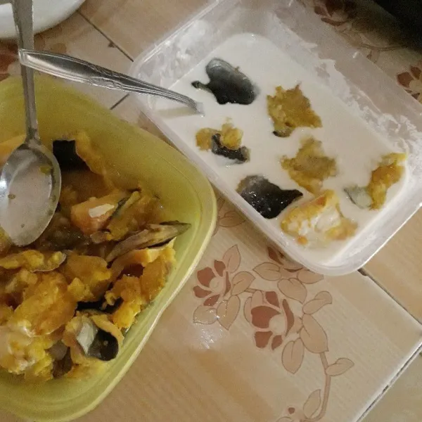 Setelah 30 menit, masukkan potongan ikan ke dalam adonan basah.