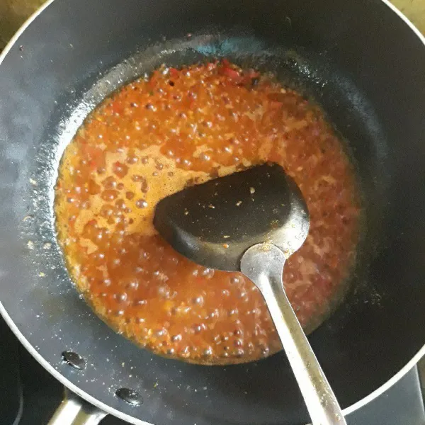 Haluskan cabe, bawang, tomat, dan kemiri. Tumis dengan api sedang. Beri garam,kaldu, dan gula.