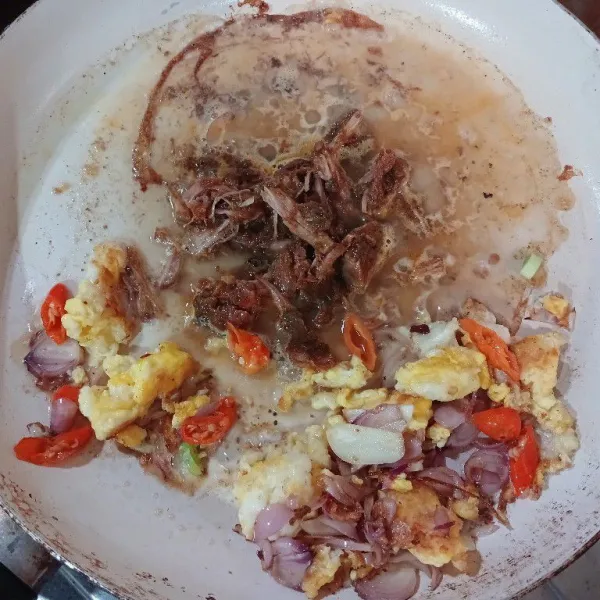 Masukkan daging rendang, beri sedikit air.