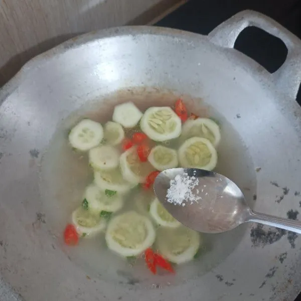Masukkan garam dan merica bubuk.