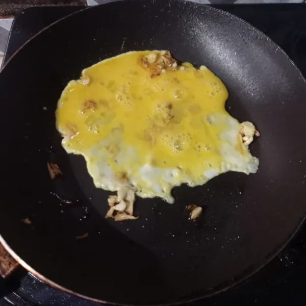 Masukkan telur yang sudah dikocok lepas, beri garam dan lada bubuk, aduk rata dan masak setengah matang.