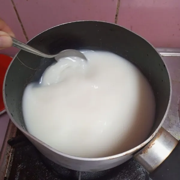 Rebus susu cair, jelly bubuk plain, dan gula pasir sambil diaduk sampai mendidih.