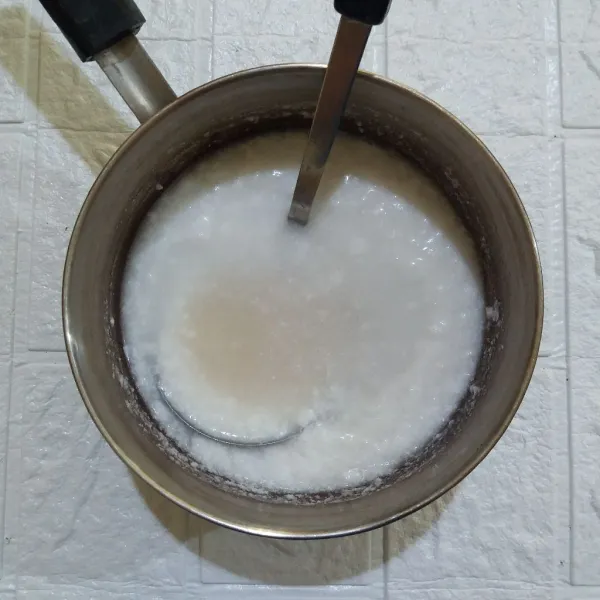 Masukkan gula pasir, agar-agar bubuk, santan, vanili cair, dan garam ke dalam panci, lalu aduk sebentar.