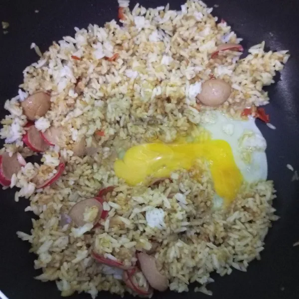 Tambahkan telur lalu tumis hingga telur terlihat seperti orak-arik.