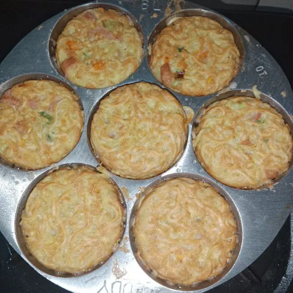 Panaskan cetakan, lalu beri sedikit minyak goreng. Tuang sesendok adonan, tunggu kering bawahnya, lalu balik sampai matang.