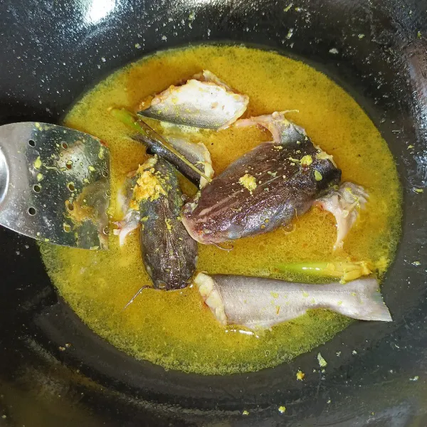 Kemudian tuang air dan masak sampai ikan matang dan kuahnya surut.