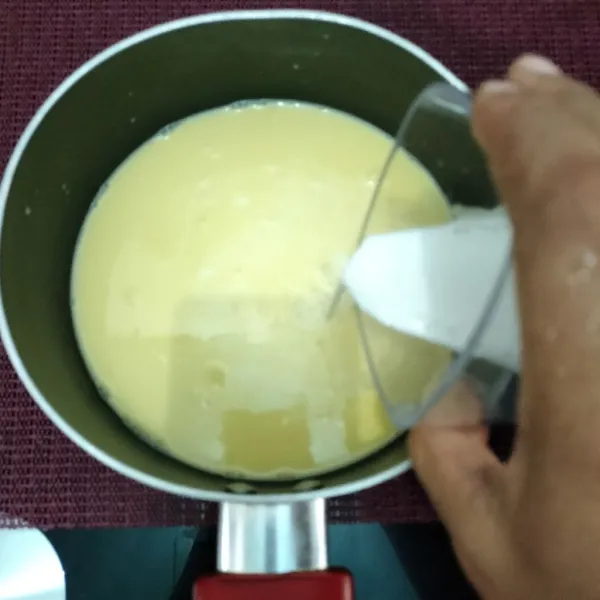 Tambahkan santan kental dan gula pasir, lalu aduk hingga rata.