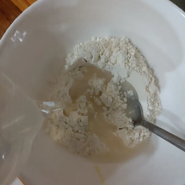 Larutkan tepung terigu, tepung maizena, tepung instan, garam dan air hingga kekentalan yang pas (tidak terlalu cair dan kental).