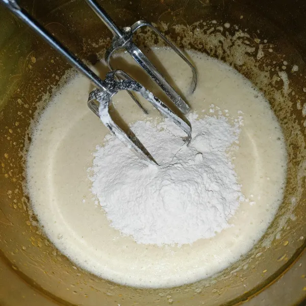 Kemudian masukkan tepung terigu selang-seling dengan santan, kocok sampai tercampur rata.