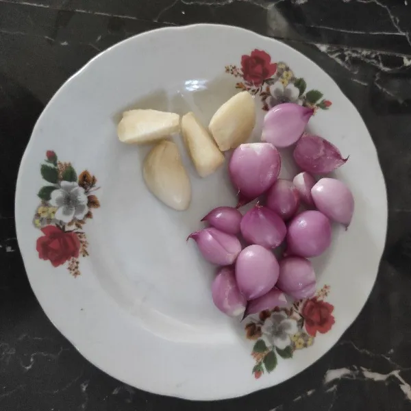 Kupas bawang biarkan bawang merah tetep utuh.