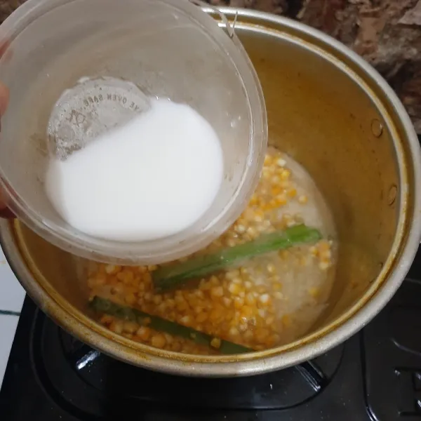 Kalau jagung sudah empuk, tuangkan larutan maizena. Aduk hingga mengental. Lalu matikan apinya.