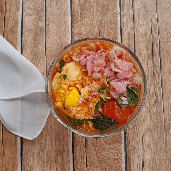 Masukkan ke dalam mangkuk saji lalu tambahkan kerupuk merah.