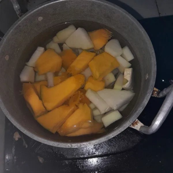 Lalu masukkan ke dalam panci dan beri air secukupnya, kemudian nyalakan kompor.