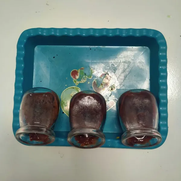 Letakkan dalam wadah dengan posisi miring, lalu cetak hingga set dan dingin.