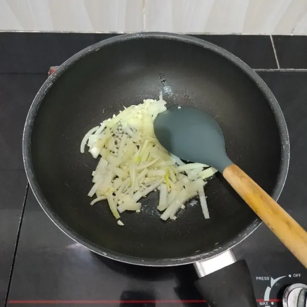 Panaskan minyak sayur lalu tumis bawang putih dan bawang bombay hingga harum dan layu.