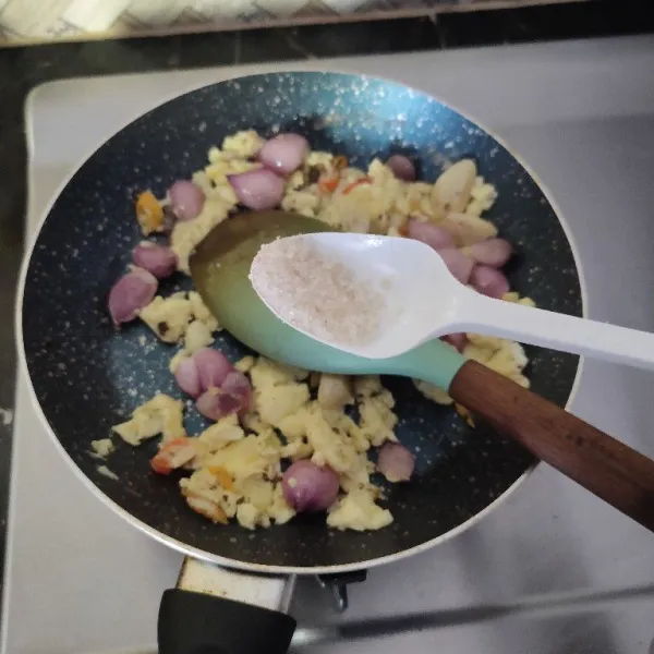 Bumbui dengan gula dan kaldu bubuk aduk rata lalu koreksi rasa.