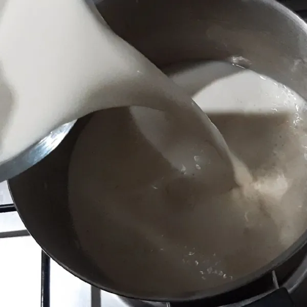 Masak puding : Masukkan agar-agar, susu, dan kental manis coklat ke dalam panci, nyalakan kompor.