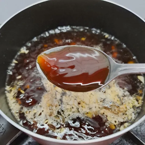 Bumbui saos tiram, shoyu, merica bubuk, kaldu bubuk dan garam. Aduk sampai rata sambil koreksi rasa sesuai selera.