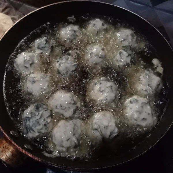 Goreng di dalam minyak panas sampai kering keemasan, tiriskan minyak.
