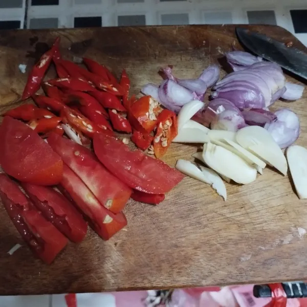 Potong-potong bawang merah, bawang putih, cabe rawit, cabe merah keriting dan tomat merah.