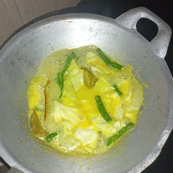 Didihkan dan masak hingga kacang panjang dan kubis layu semua.