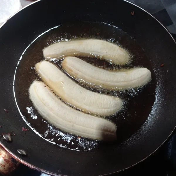 Kupas pisang, belah dua bagian lalu goreng sampai matang lalu tiriskan.