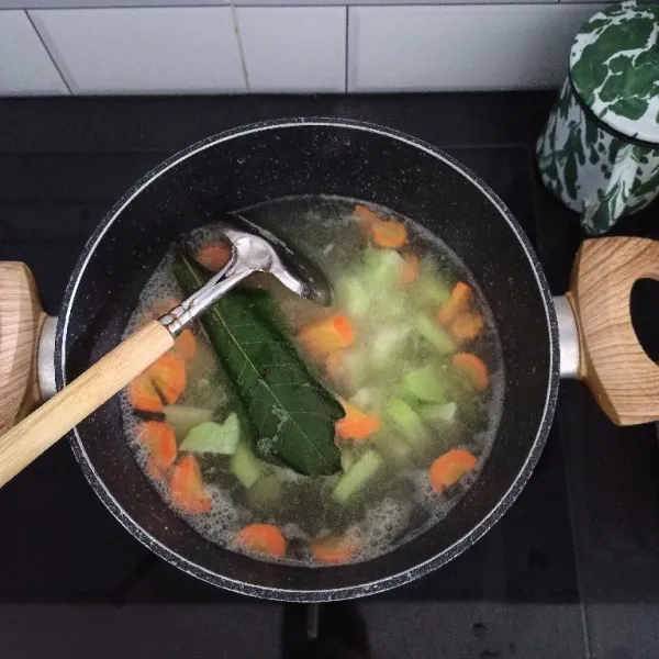 Masukkan wortel dan labu siam, rebus hingga sedikit empuk.