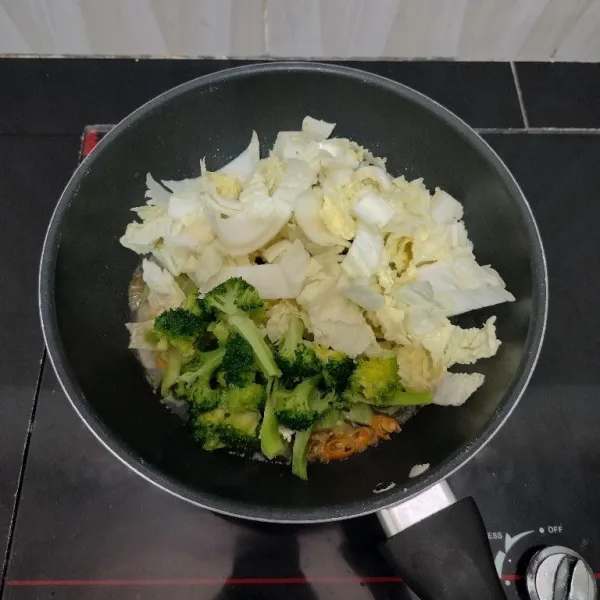 Kemudian masukkan brokoli dan sawi putih, aduk rata.