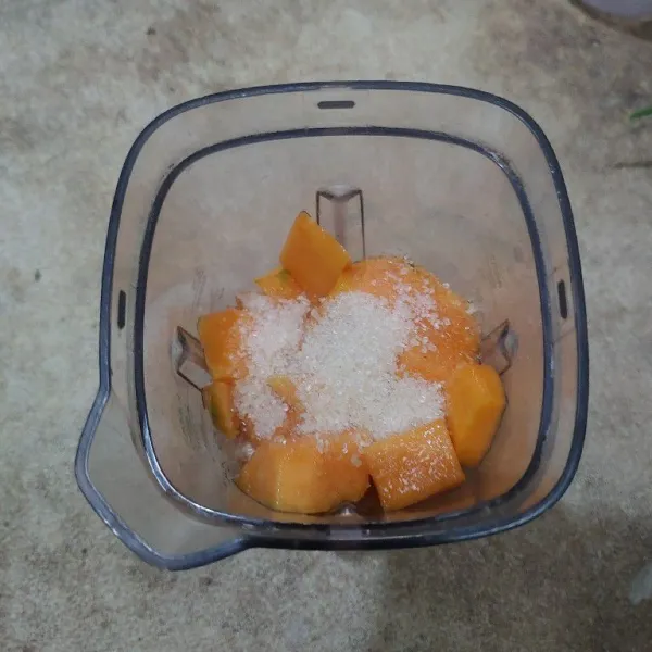 Masukkan irisan mangga ke dalam blender, tambahkan air, gula dan perasan air lemon lalu proses hingga halus.