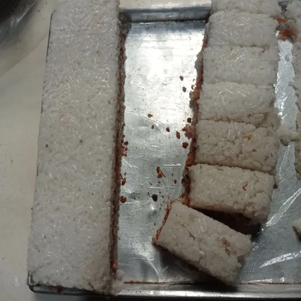 Kemudian tumpuk dengan bagian sebelah yang tidak diberi abon, potong-potong sesuai selera.