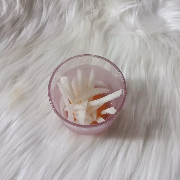 Tambahkan buah pir iris.