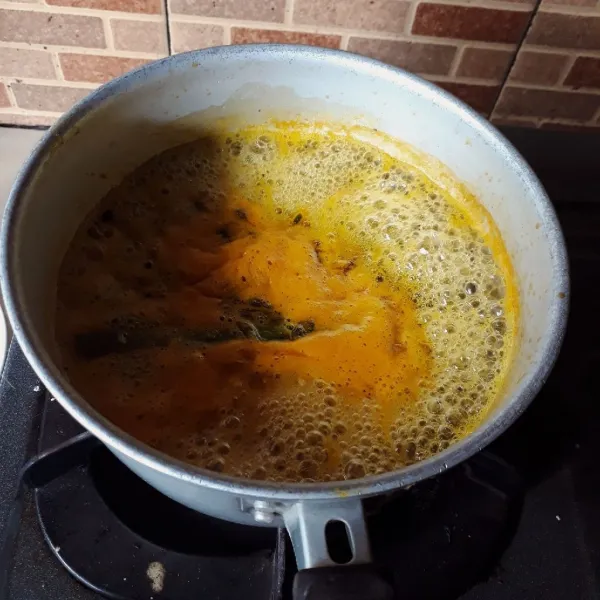Masak hingga gula larut dan mendidih. Matikan api, biarkan dingin dan mengental. Simpan dalam wadah tertutup dalam kulkas. Penyajian: tuang sirup markisa secukupnya ke dalam gelas, tambahkan es batu dan air matang, aduk rata dan sajikan.