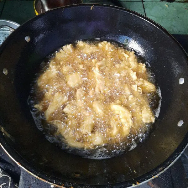 Panaskan minyak goreng lalu goreng jamur sampai matang kecokelatan, lalu sisihkan.