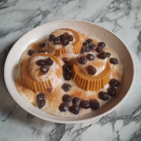 Keluarkan puding dari cetakan, siram dengan fla, beri taburan tapioka bubble dan bubuk susu cokelat. Sajikan dingin.