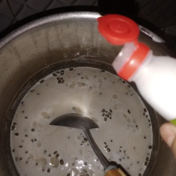 Lalu masukkan vanili dan garam.