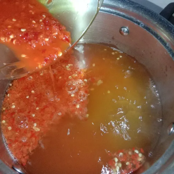 Masak air dan gula hingga mendidih, masukkan cabe halus dan air jeruk lemon, tambahkan garam masak hingga air mendidih kembali. Matikan api aduk-aduk selama 3 menit.