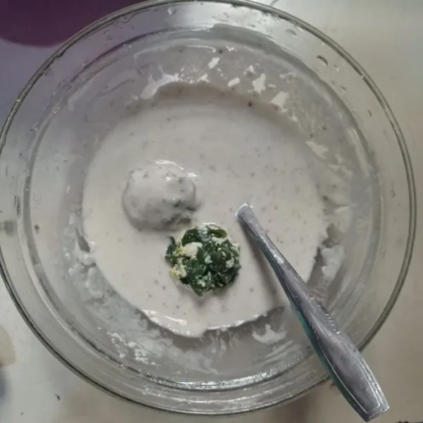 Bentuk bulat adonan rolade, lalu celupkan ke dalam adonan tepung.