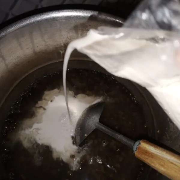 Lalu masak lagi sebentar dan beri santan.