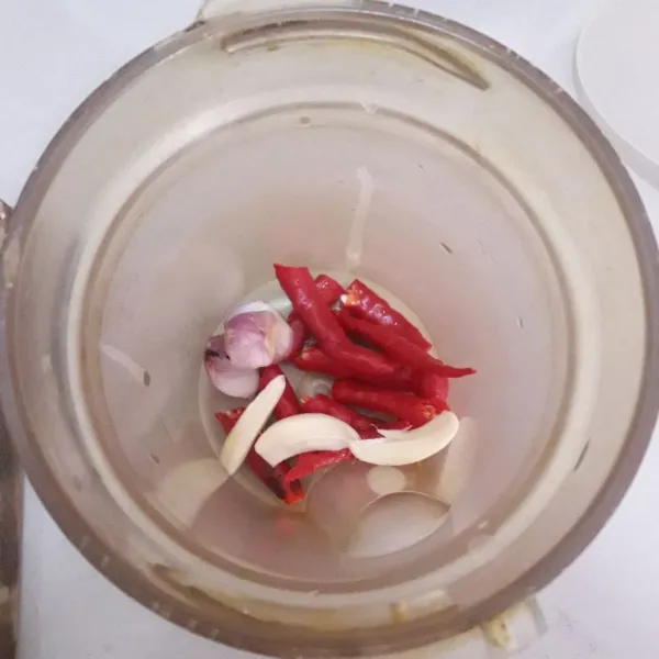 Siapkan blender, masukkan bawang merah, bawang putih dan cabe. Tambahkan sedikit air, proses sampai halus.
