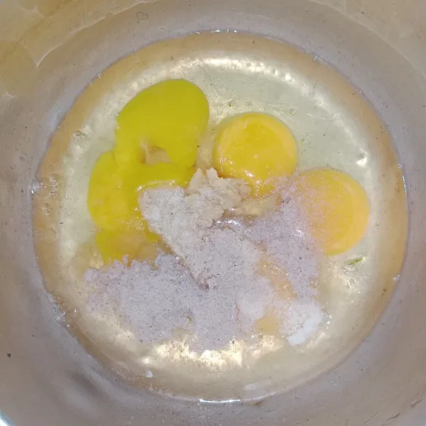 Dalam wadah, pecahkan telur. Bumbui garam, kaldu bubuk, merica bubuk, bawang putih, dan bawang merah yang sudah dihaluskan.