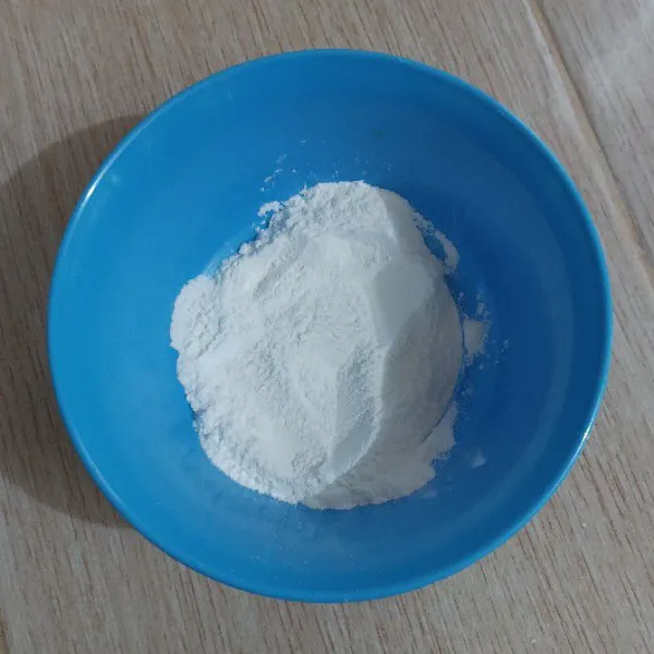 Dalam sebuah mangkok masukkan tepung beras ketan, susu bubuk dan vanili.