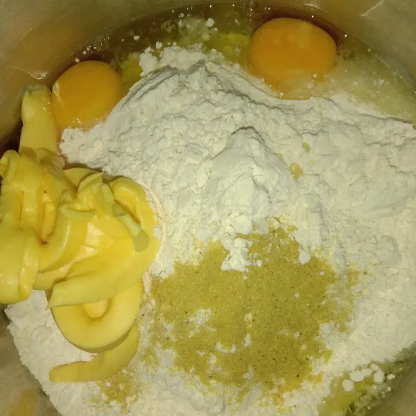 Dalam wadah campur tepung terigu, telur, margarine dan kaldu bubuk aduk hingga tercampur rata.