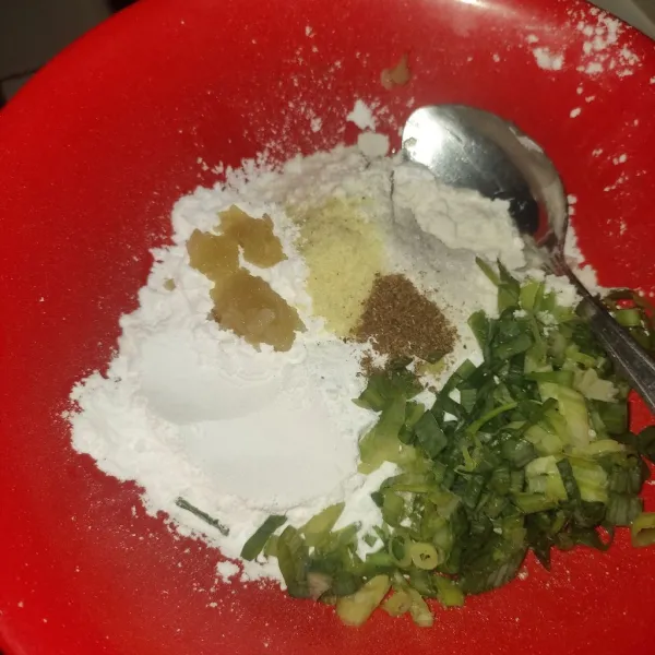 Campur jadi satu semua tepung, irisan daun bawang, semua bumbu, dan sisa tahu tadi yang dikerok bagian dalamnya.